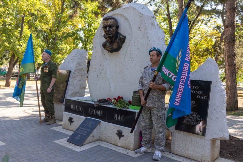 ДЕНЬ ВОЗДУШНО-ДЕСАНТНЫХ ВОЙСК ОТМЕТИЛИ У ПАМЯТНИКА ВАСИЛИЮ МАРГЕЛОВУ