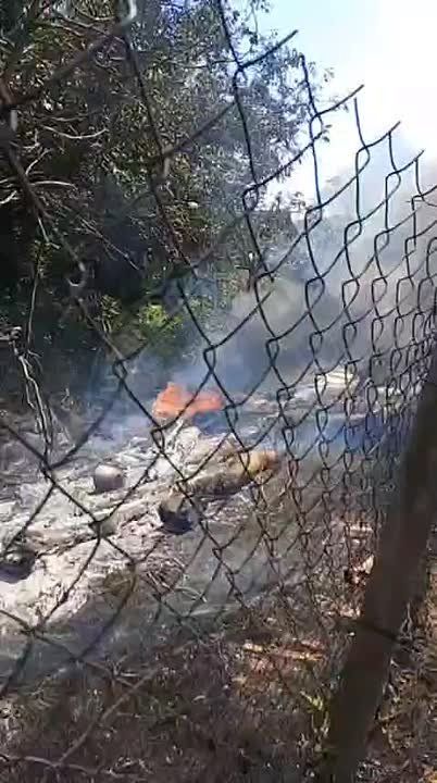 Крупный пожар в Гиске. Прямо сейчас на улице Курило два пожарных расчёта из Бендер тушат сухую траву, покрышки и сарай с дровами