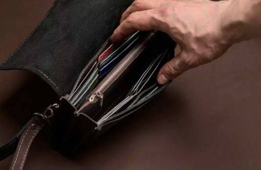 Были ли деньги?. У круглосуточного магазина в центре Бендер 2 августа около трёх ночи было весьма оживлённо