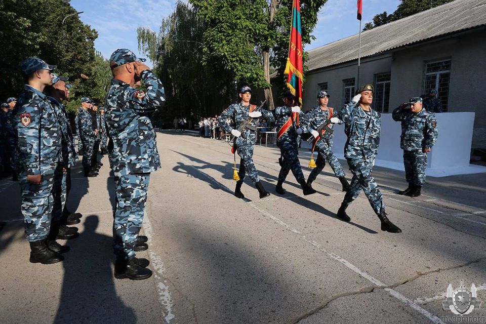 Молодое пополнение в СМВЧ. На плацу Специальной моторизованной войсковой части МВД ПМР 6 августа привели к присяге новобранцев