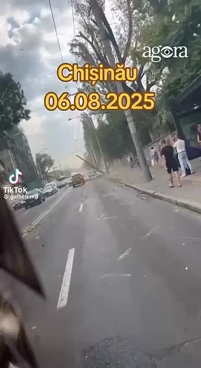 Кишинёв в районе республиканского стадиона вчера выглядел как сцена из фильма про апокалипсис: выломанные деревья, ветки на дороге, из-за которых не проехать, летающий повсюду мусор