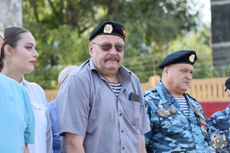 Праздник в СОБР «Днестр». Торжественное мероприятие, посвящённое 34-й годовщине образования Специального отряда быстрого реагирования «Днестр» МВД ПМР, началось с возложения цветов к памятнику сотрудникам, погибшим при... Праздник в СОБР «Днестр». Торжественное мероприятие, посвящённое 34-й годовщине образования Специального отряда быстрого реагирования «Днестр» МВД ПМР, началось с возложения цветов к памятнику сотрудникам, погибшим при...