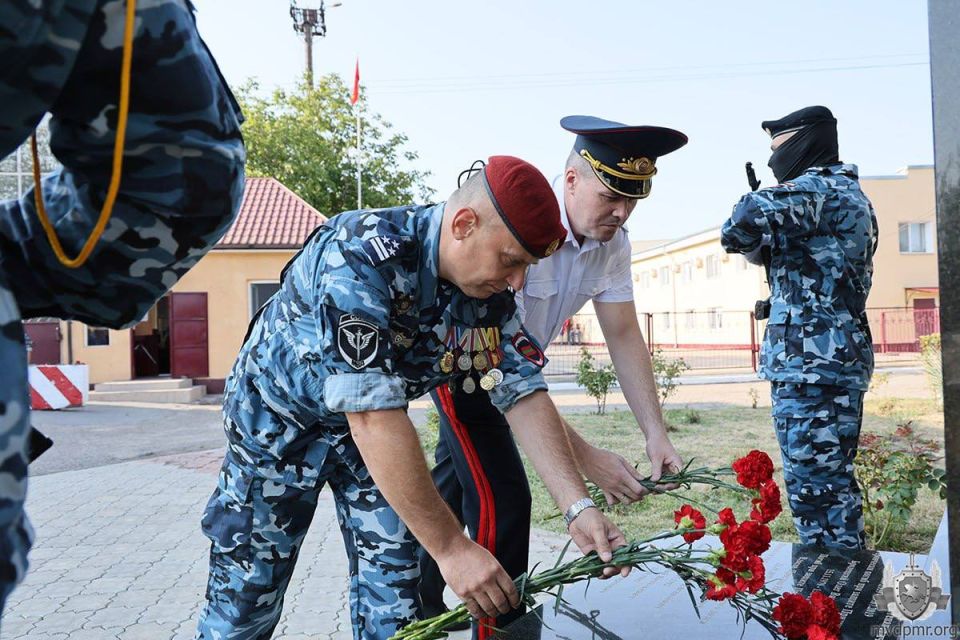 Праздник в СОБР «Днестр». Торжественное мероприятие, посвящённое 34-й годовщине образования Специального отряда быстрого реагирования «Днестр» МВД ПМР, началось с возложения цветов к памятнику сотрудникам, погибшим при... Праздник в СОБР «Днестр». Торжественное мероприятие, посвящённое 34-й годовщине образования Специального отряда быстрого реагирования «Днестр» МВД ПМР, началось с возложения цветов к памятнику сотрудникам, погибшим при...