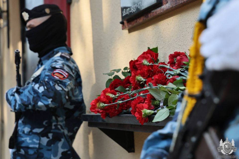 Праздник в СОБР «Днестр». Торжественное мероприятие, посвящённое 34-й годовщине образования Специального отряда быстрого реагирования «Днестр» МВД ПМР, началось с возложения цветов к памятнику сотрудникам, погибшим при... Праздник в СОБР «Днестр». Торжественное мероприятие, посвящённое 34-й годовщине образования Специального отряда быстрого реагирования «Днестр» МВД ПМР, началось с возложения цветов к памятнику сотрудникам, погибшим при...