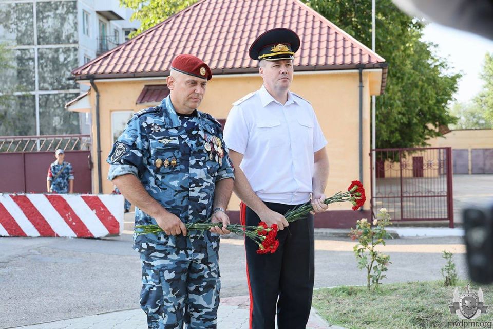 Праздник в СОБР «Днестр». Торжественное мероприятие, посвящённое 34-й годовщине образования Специального отряда быстрого реагирования «Днестр» МВД ПМР, началось с возложения цветов к памятнику сотрудникам, погибшим при...