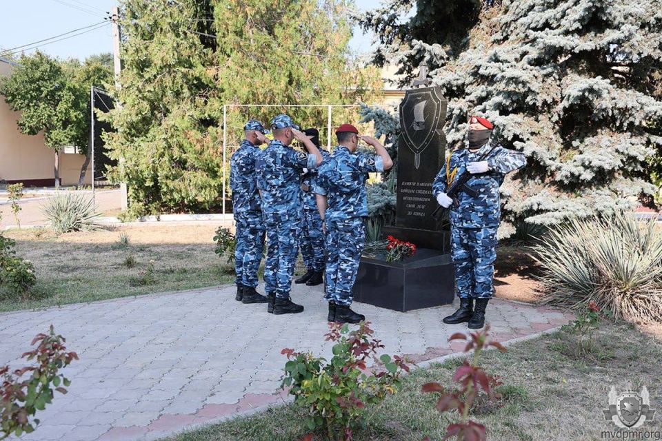 Праздник в СОБР «Днестр». Торжественное мероприятие, посвящённое 34-й годовщине образования Специального отряда быстрого реагирования «Днестр» МВД ПМР, началось с возложения цветов к памятнику сотрудникам, погибшим при... Праздник в СОБР «Днестр». Торжественное мероприятие, посвящённое 34-й годовщине образования Специального отряда быстрого реагирования «Днестр» МВД ПМР, началось с возложения цветов к памятнику сотрудникам, погибшим при...