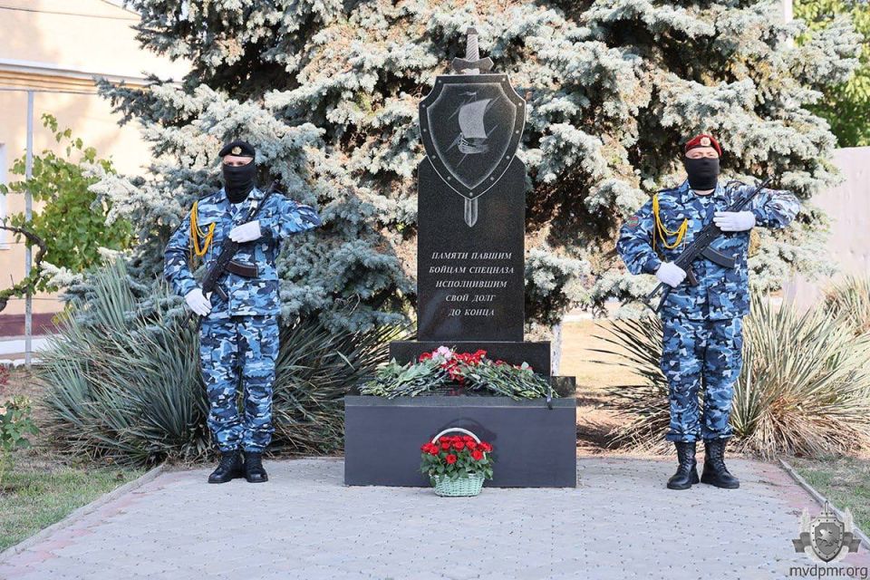 Праздник в СОБР «Днестр». Торжественное мероприятие, посвящённое 34-й годовщине образования Специального отряда быстрого реагирования «Днестр» МВД ПМР, началось с возложения цветов к памятнику сотрудникам, погибшим при... Праздник в СОБР «Днестр». Торжественное мероприятие, посвящённое 34-й годовщине образования Специального отряда быстрого реагирования «Днестр» МВД ПМР, началось с возложения цветов к памятнику сотрудникам, погибшим при...