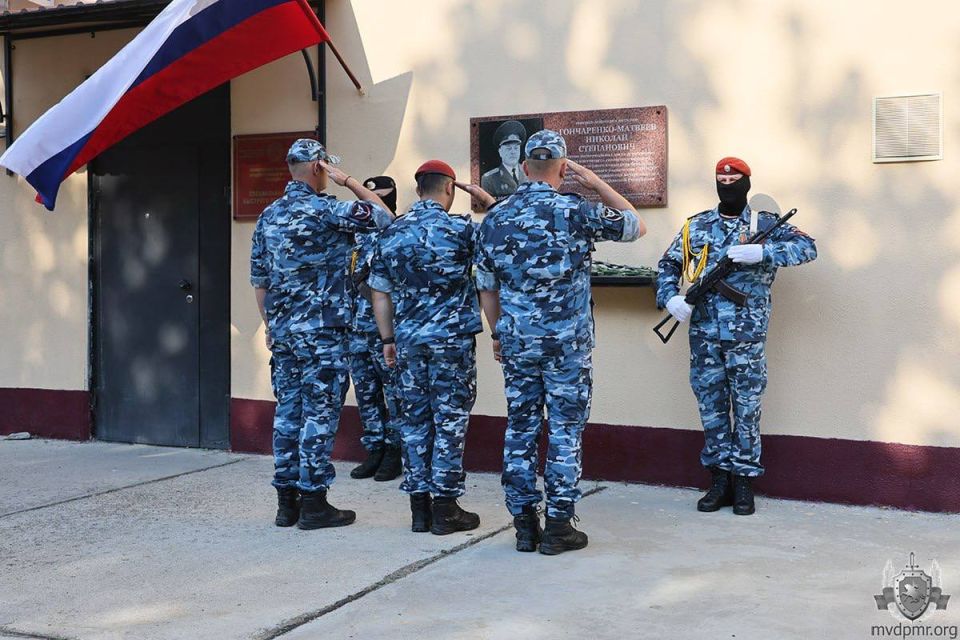Праздник в СОБР «Днестр». Торжественное мероприятие, посвящённое 34-й годовщине образования Специального отряда быстрого реагирования «Днестр» МВД ПМР, началось с возложения цветов к памятнику сотрудникам, погибшим при... Праздник в СОБР «Днестр». Торжественное мероприятие, посвящённое 34-й годовщине образования Специального отряда быстрого реагирования «Днестр» МВД ПМР, началось с возложения цветов к памятнику сотрудникам, погибшим при...
