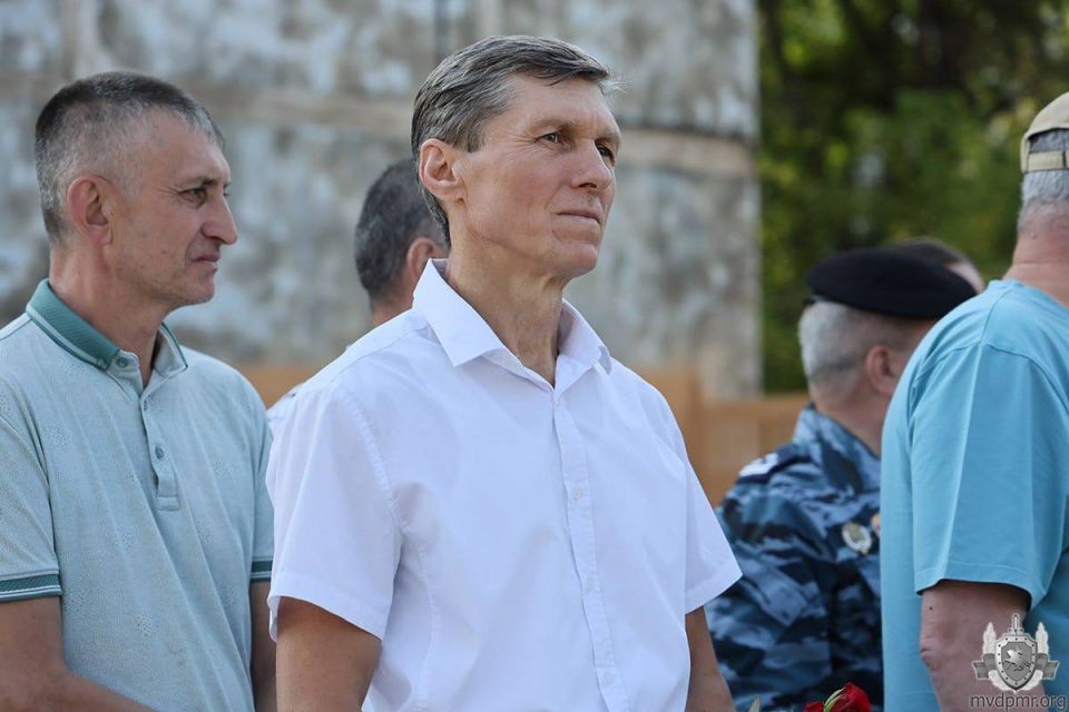 Праздник в СОБР «Днестр». Торжественное мероприятие, посвящённое 34-й годовщине образования Специального отряда быстрого реагирования «Днестр» МВД ПМР, началось с возложения цветов к памятнику сотрудникам, погибшим при... Праздник в СОБР «Днестр». Торжественное мероприятие, посвящённое 34-й годовщине образования Специального отряда быстрого реагирования «Днестр» МВД ПМР, началось с возложения цветов к памятнику сотрудникам, погибшим при...