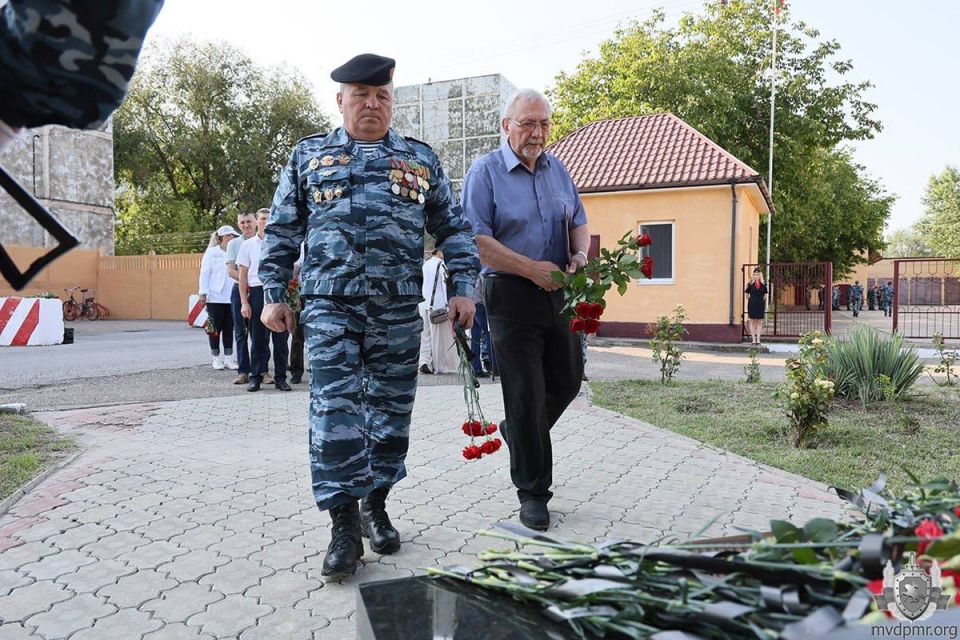 Праздник в СОБР «Днестр». Торжественное мероприятие, посвящённое 34-й годовщине образования Специального отряда быстрого реагирования «Днестр» МВД ПМР, началось с возложения цветов к памятнику сотрудникам, погибшим при... Праздник в СОБР «Днестр». Торжественное мероприятие, посвящённое 34-й годовщине образования Специального отряда быстрого реагирования «Днестр» МВД ПМР, началось с возложения цветов к памятнику сотрудникам, погибшим при...