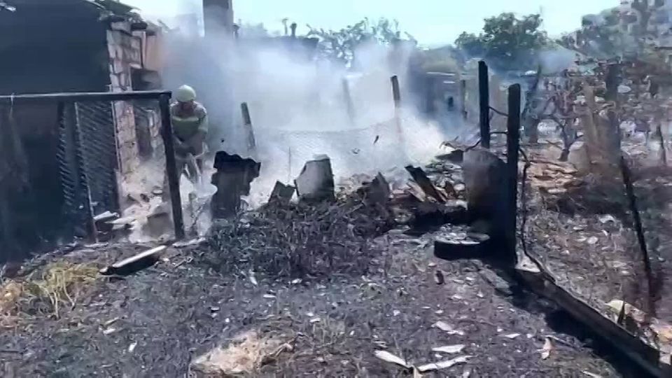 Прямо сейчас в Карагаше три пожарных расчёта - два из Слободзеи и один из Тирасполя тушат сухую траву на территории огородов, а также частные дома, у которых горит крыша