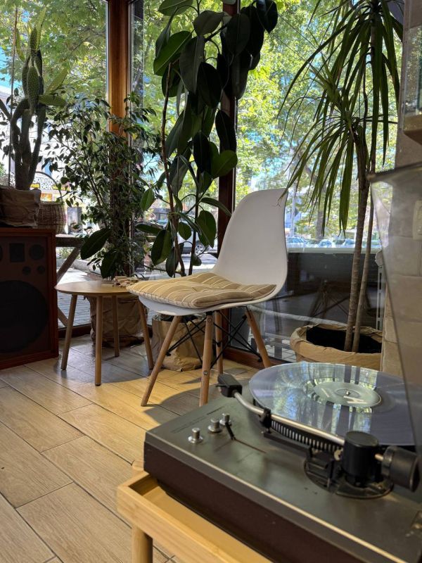 16     Coffee&Vinyl       