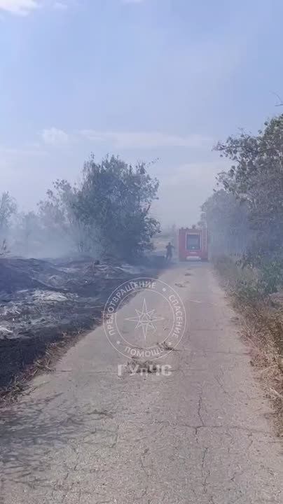 Прямо сейчас два столичных пожарных расчёта тушат сухую траву в районе газовой заправки на выезде из Тирасполя