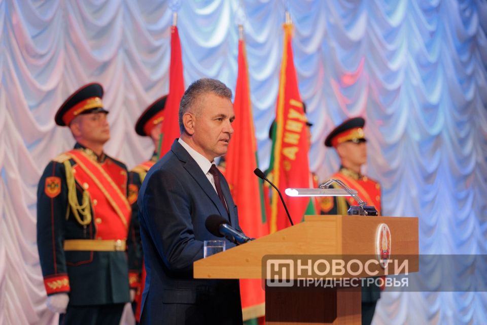 «Я горд приднестровской армией. Я вижу в приднестровских вооружённых силах надёжный щит нашей Родины. Не меч, а именно щит», — Президент поздравил военнослужащих с 34-й годовщиной образования Вооружённых сил ПМР