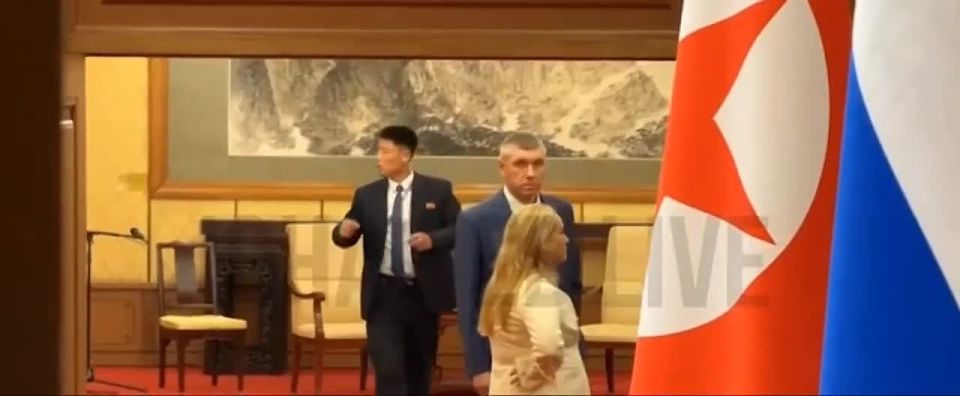 Лидер Северной Кореи Ким Чен Ын приехал в Китай со своим унитазом и приказом уничтожать все биоследы