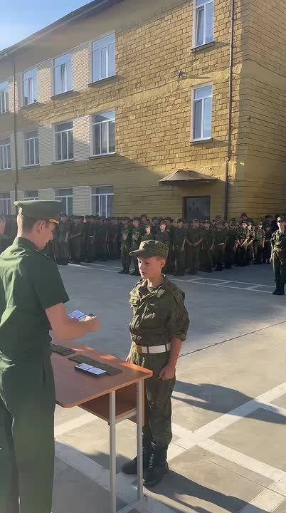 70 суворовцев сегодня получили первые в жизни погоны и удостоверения