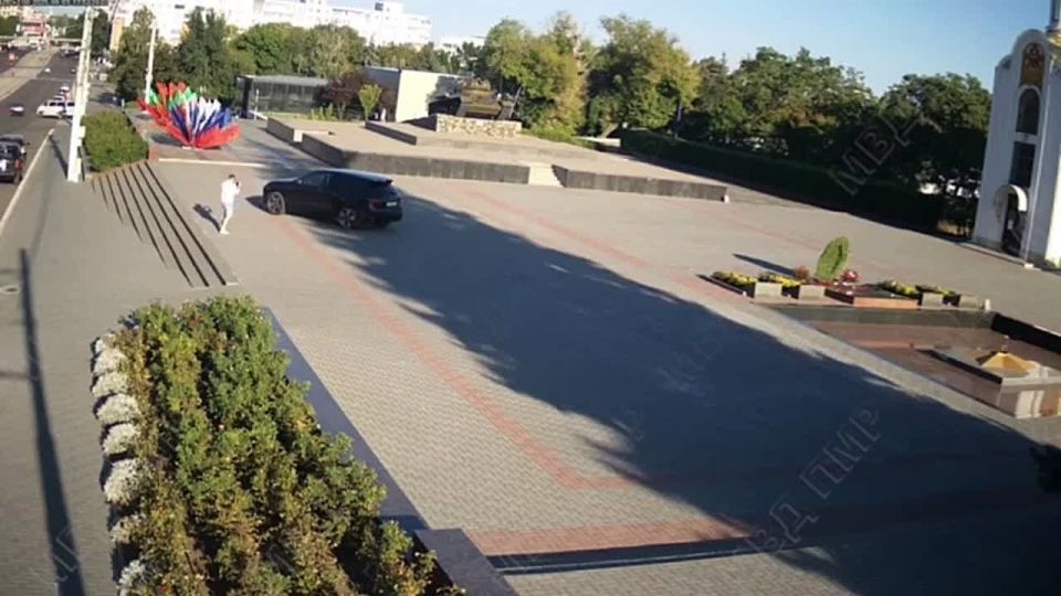 Вот так, прямо на машине, заезжают на Мемориал Славы в Тирасполе двое туристов