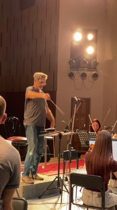 Симфонический оркестр репетирует один из шедевров Ханса Циммера — «Now We Are Free» из фильма «Гладиатор»