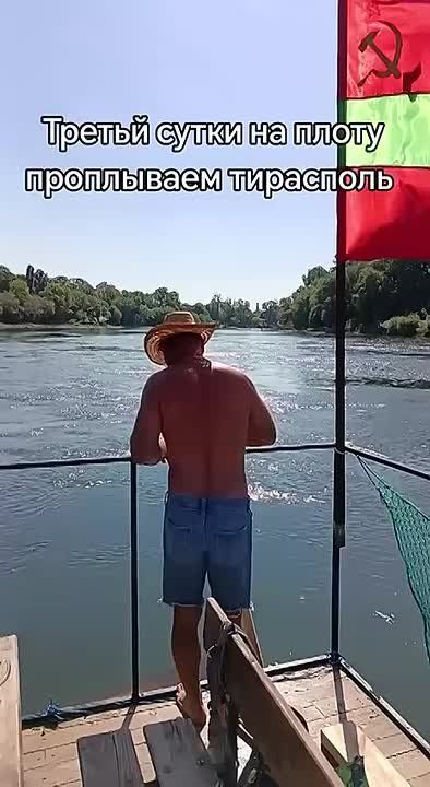 Тираспольчанин с семьей проплыл от Бычка до Тирасполя за 3 дня на самодельном корабле под приднестровским флагом