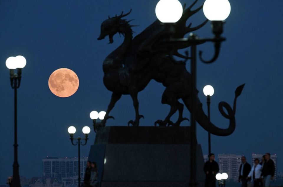 Вчерашнее лунное затмение: кадры со всего мира Вчерашнее лунное затмение: кадры со всего мира