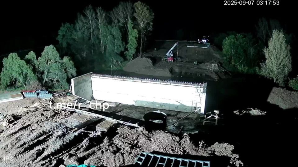 Жесть из Башкирии: машина на огромной скорости пролетела сквозь опалубку моста в Бураевском районе, вылетела, загорелась и рухнула в реку