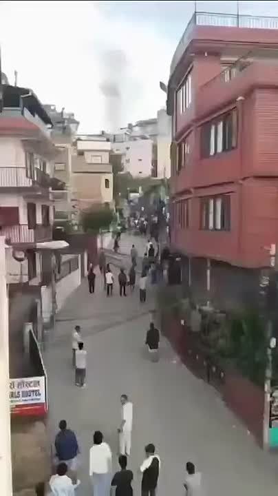 В Сети появились кадры, на которых министр финансов Непала убегает от разъяренной толпы, пока его пинают и пытаются поймать