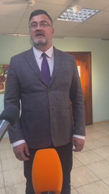 Начальник департамента Минэкономразвития Виталий Калин пришёл поздравить активистов и вручить им награды