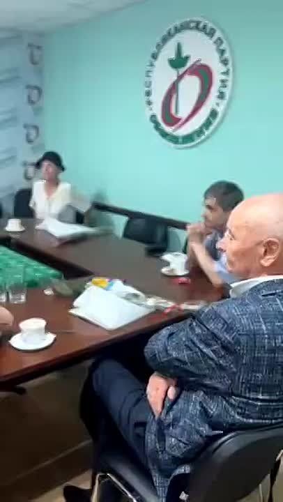В партии «Обновление» сегодня наградили медалями и грамотами президента активистов, которые помогают своим соседям: решают вопросы с ЖЭКом, ухаживают за палисадниками, красят памятники к 9 мая и организуют возложение цветов