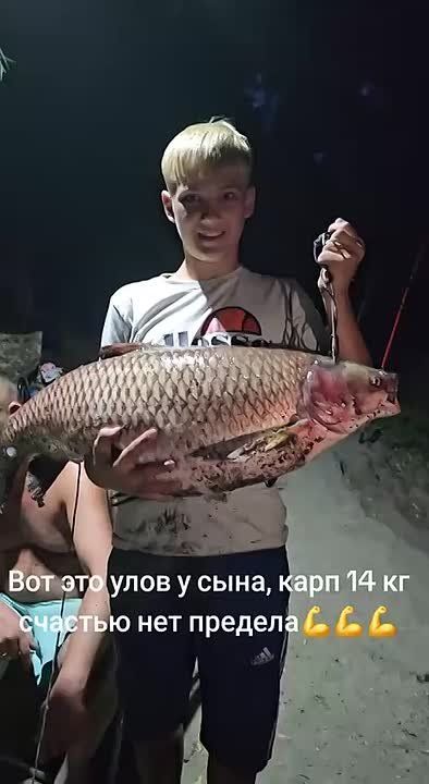 Приднестровский школьник хвастается в сети, что поймал здорового карпа на 14 кг. Заядлые рыбаки в комментариях пишут, что это амур и спрашивают, где найти такое клёвое место