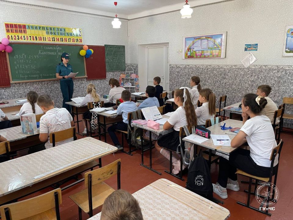 В Чобручах слободзейские спасатели провели занятия для младших школьников местной молдавской школы
