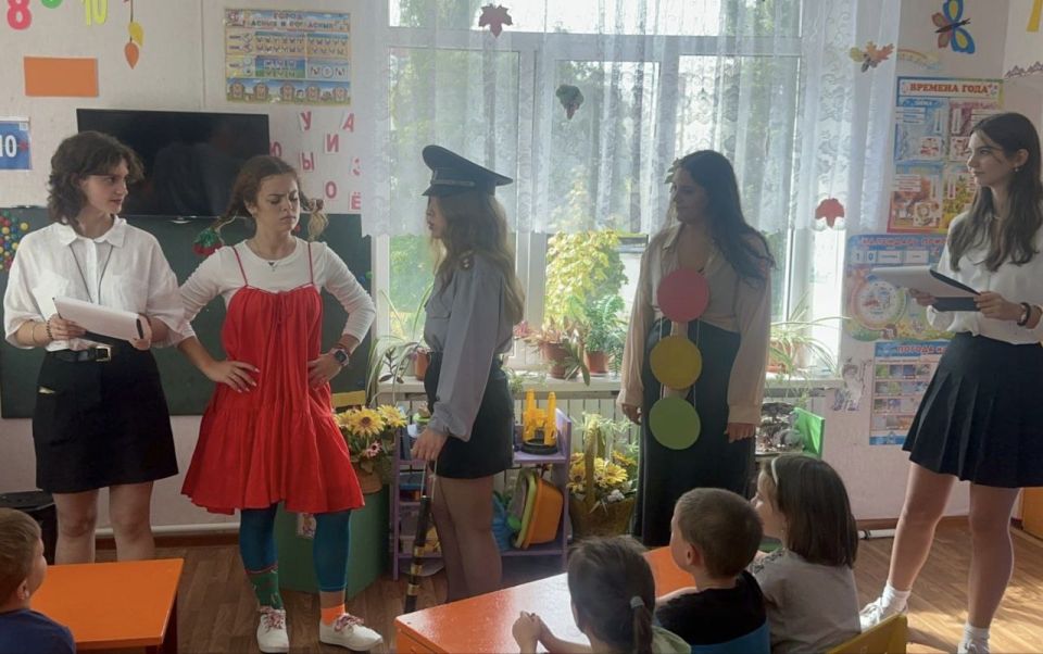 Светофорик, Пеппи и Милиционер в гостях у малышей Светофорик, Пеппи и Милиционер в гостях у малышей