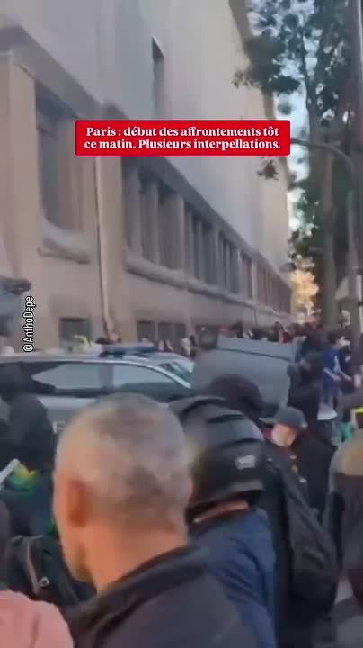 Мусорная люстрация в Париже