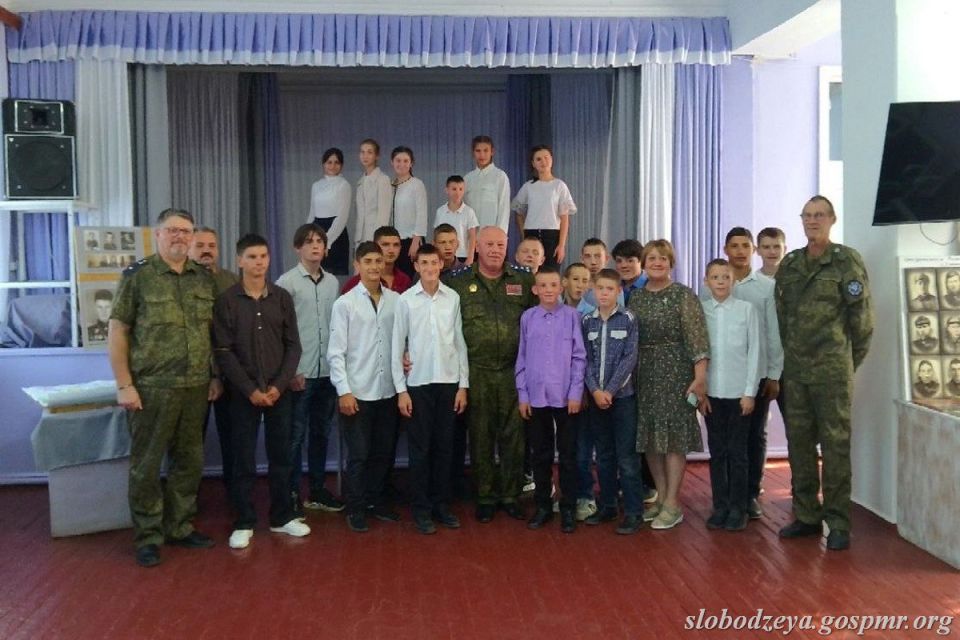 Казаки Слободзейского казачьего округа ЧКВ провели встречу с воспитанниками Глинойской школы-интерната Казаки Слободзейского казачьего округа ЧКВ провели встречу с воспитанниками Глинойской школы-интерната