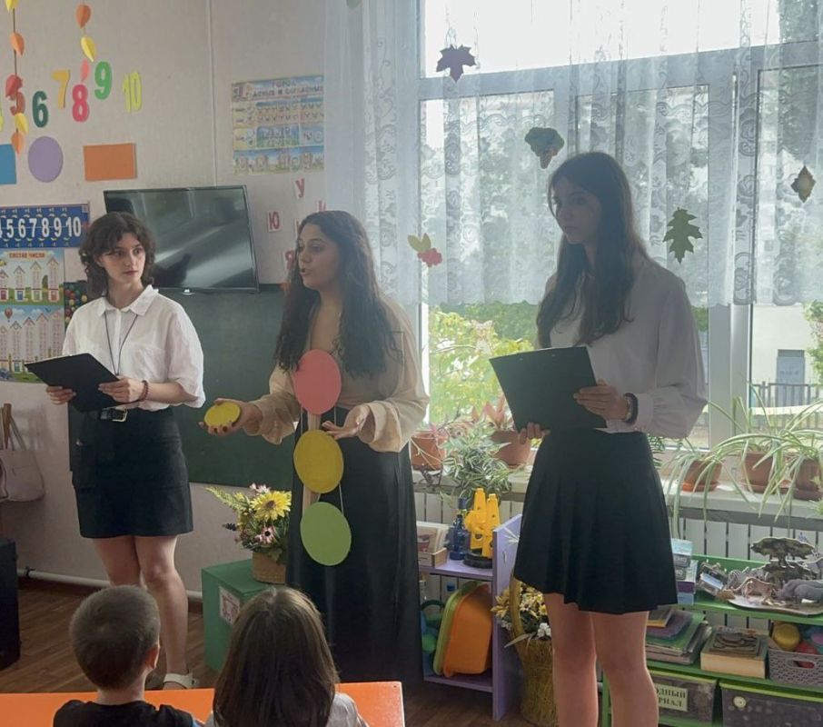 Светофорик, Пеппи и Милиционер в гостях у малышей Светофорик, Пеппи и Милиционер в гостях у малышей