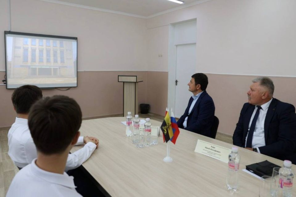 Депутат Юрий Кучеренко рассказал бендерским школьникам о работе Верховного Совета, сотрудничестве с другими странами и поддержании мира Депутат Юрий Кучеренко рассказал бендерским школьникам о работе Верховного Совета, сотрудничестве с другими странами и поддержании мира