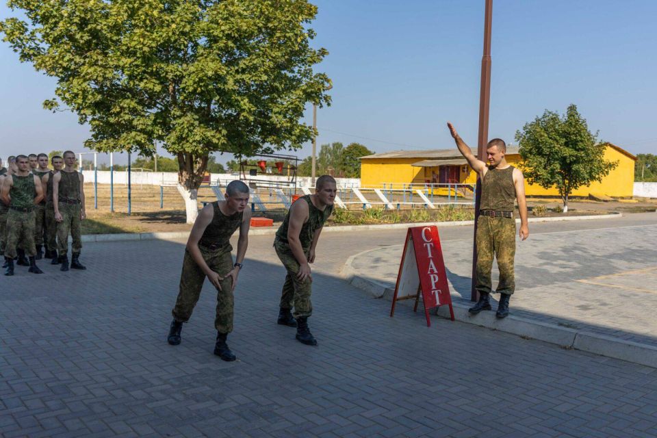 НОВОБРАНЦЫ ВООРУЖЕННЫХ СИЛ ПРОХОДЯТ КУРС ПОДГОТОВКИ МОЛОДОГО СОЛДАТА НОВОБРАНЦЫ ВООРУЖЕННЫХ СИЛ ПРОХОДЯТ КУРС ПОДГОТОВКИ МОЛОДОГО СОЛДАТА
