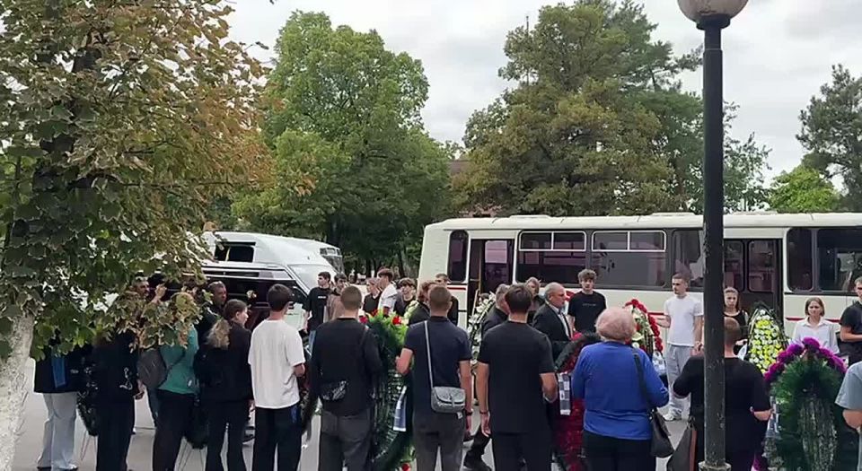 Сотни людей пришли проститься с ректором ПГУ Владиславом Соколовым