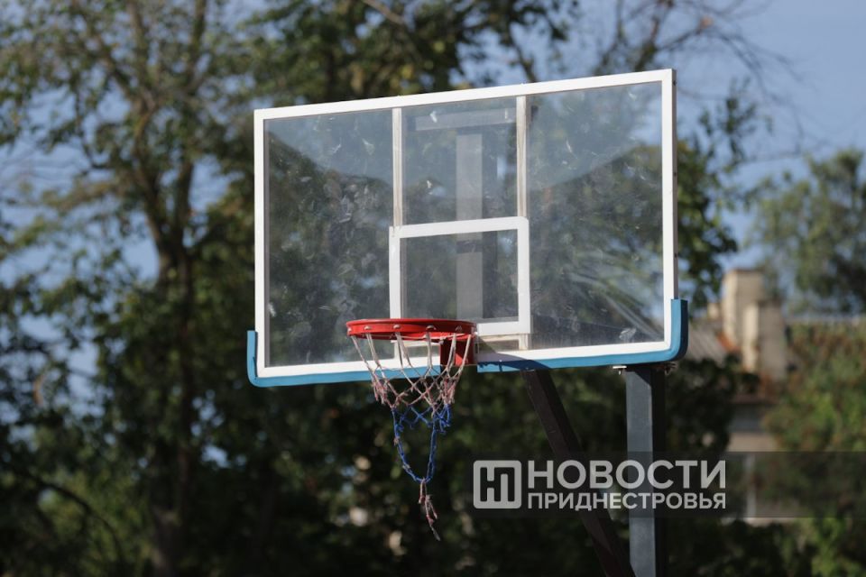 Игровое поле для мини-футбола и баскетбола, площадка для волейбола и других игр, а также зона воркаута — все это теперь доступно на обновленном городском стадионе в Тирасполе Игровое поле для мини-футбола и баскетбола, площадка для волейбола и других игр, а также зона воркаута — все это теперь доступно на обновленном городском стадионе в Тирасполе