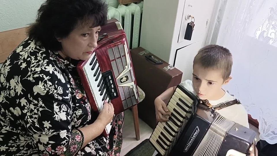 Заведующая отделением народных инструментов Наталья Морарь занимается с учеником Мишей Афанасьевым