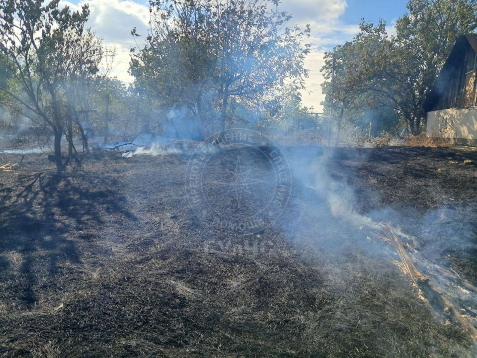 Пожарные предотвратили распространение огня на жилые дома в Токмазее Пожарные предотвратили распространение огня на жилые дома в Токмазее