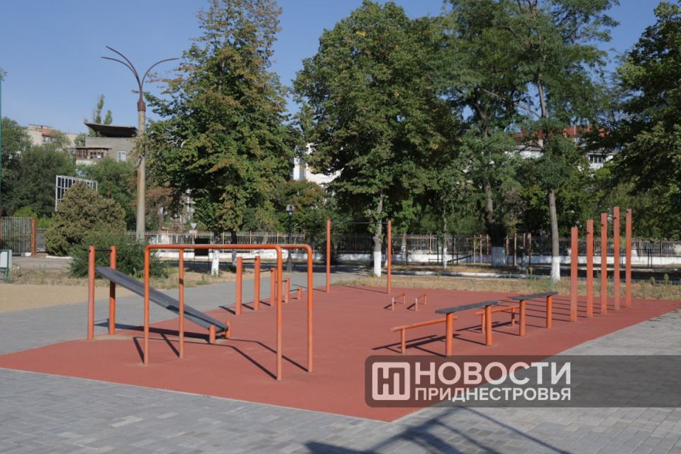Игровое поле для мини-футбола и баскетбола, площадка для волейбола и других игр, а также зона воркаута — все это теперь доступно на обновленном городском стадионе в Тирасполе Игровое поле для мини-футбола и баскетбола, площадка для волейбола и других игр, а также зона воркаута — все это теперь доступно на обновленном городском стадионе в Тирасполе