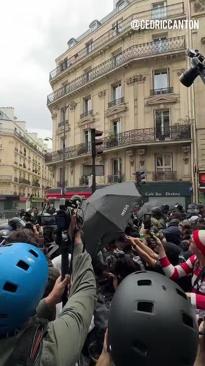 Во Франции всё хорошо.. Тысячи протестующих выходят на улицы, сталкиваясь с полицией и устраивая беспорядки в знак протеста против экономической политики правительства. Власти развернули 80 000 полицейских