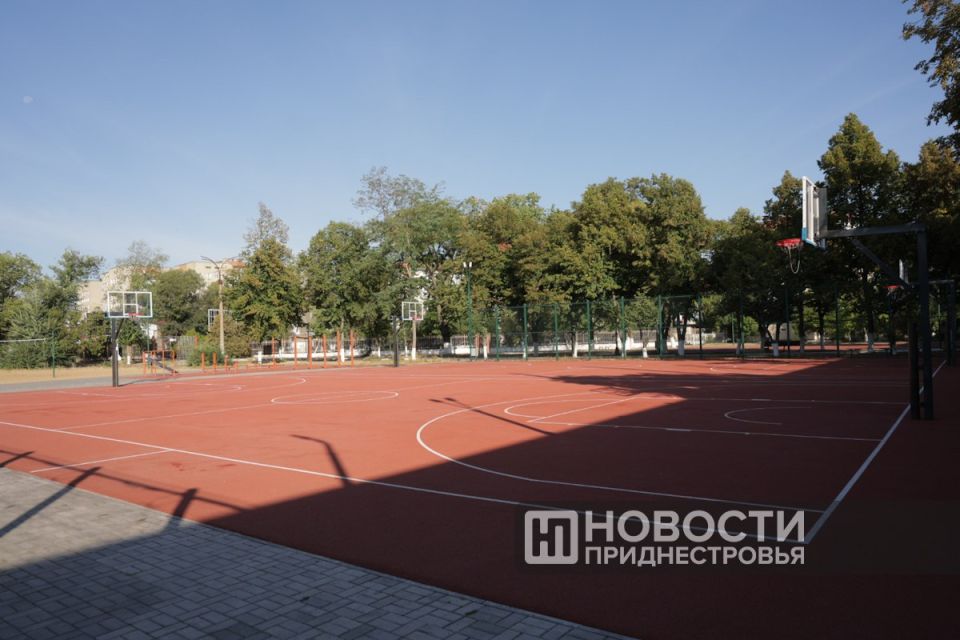 Игровое поле для мини-футбола и баскетбола, площадка для волейбола и других игр, а также зона воркаута — все это теперь доступно на обновленном городском стадионе в Тирасполе Игровое поле для мини-футбола и баскетбола, площадка для волейбола и других игр, а также зона воркаута — все это теперь доступно на обновленном городском стадионе в Тирасполе