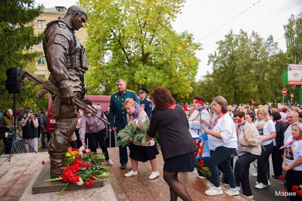 Южноуральск. В центре города на мемориале «Вечный огонь» открыт памятник бойцам специальной военной операции Южноуральск. В центре города на мемориале «Вечный огонь» открыт памятник бойцам специальной военной операции