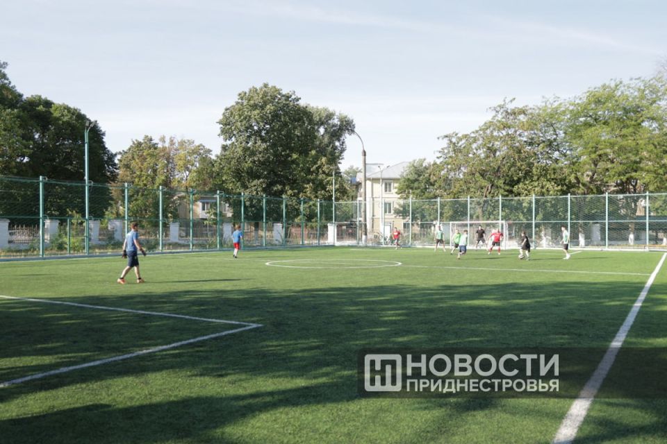 Игровое поле для мини-футбола и баскетбола, площадка для волейбола и других игр, а также зона воркаута — все это теперь доступно на обновленном городском стадионе в Тирасполе Игровое поле для мини-футбола и баскетбола, площадка для волейбола и других игр, а также зона воркаута — все это теперь доступно на обновленном городском стадионе в Тирасполе