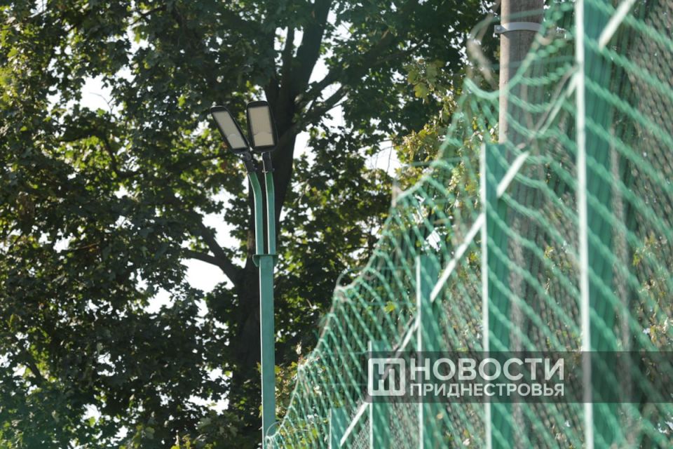 Игровое поле для мини-футбола и баскетбола, площадка для волейбола и других игр, а также зона воркаута — все это теперь доступно на обновленном городском стадионе в Тирасполе Игровое поле для мини-футбола и баскетбола, площадка для волейбола и других игр, а также зона воркаута — все это теперь доступно на обновленном городском стадионе в Тирасполе