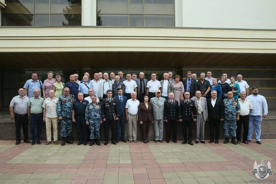 Дорогами мужества и чести. Во Дворце Республики состоялась презентация первого в истории государства художественно-публицистического издания «Дорогами мужества и чести», посвящённого ветеранскому движению органов внутренних... Дорогами мужества и чести. Во Дворце Республики состоялась презентация первого в истории государства художественно-публицистического издания «Дорогами мужества и чести», посвящённого ветеранскому движению органов внутренних...