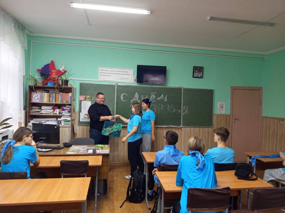 Сегодня в школе №15 г. Бендер прошёл спортивный проект «Зарядка с чемпионом» Сегодня в школе №15 г. Бендер прошёл спортивный проект «Зарядка с чемпионом»