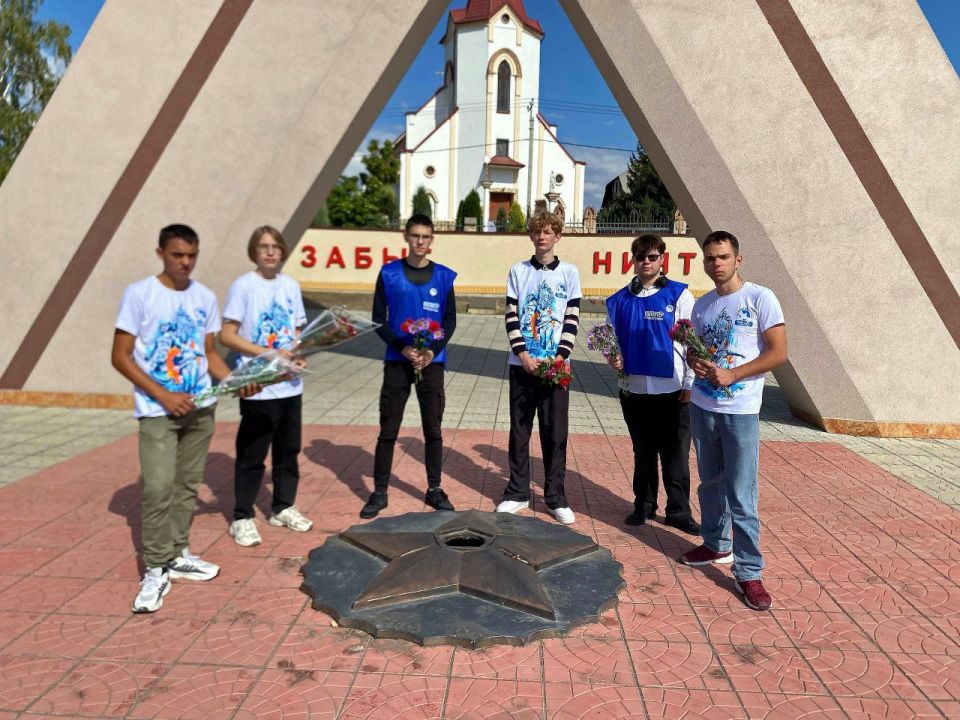 10 сентября, в Международный день памяти жертв фашизма, студенты Рыбницкого политеха из команды «Волонтёры Победы» возложили цветы к Вечному огню и к Братской могиле жертв фашизма