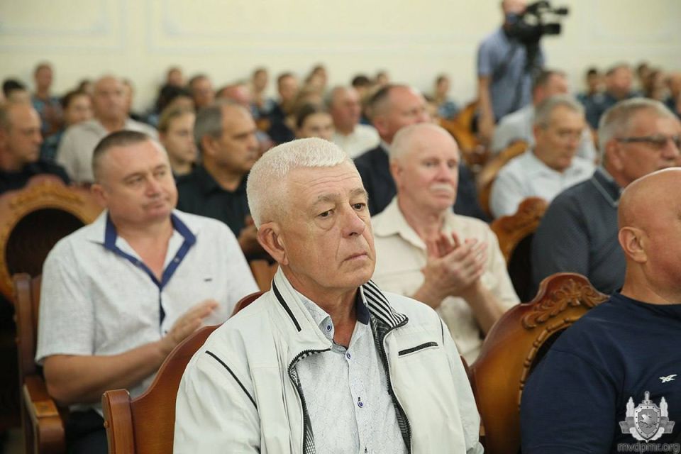 Дорогами мужества и чести. Во Дворце Республики состоялась презентация первого в истории государства художественно-публицистического издания «Дорогами мужества и чести», посвящённого ветеранскому движению органов внутренних... Дорогами мужества и чести. Во Дворце Республики состоялась презентация первого в истории государства художественно-публицистического издания «Дорогами мужества и чести», посвящённого ветеранскому движению органов внутренних...